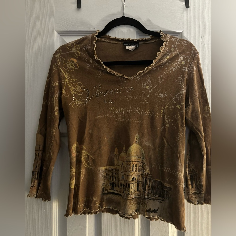1/3 sleeve V-neck graphic top
